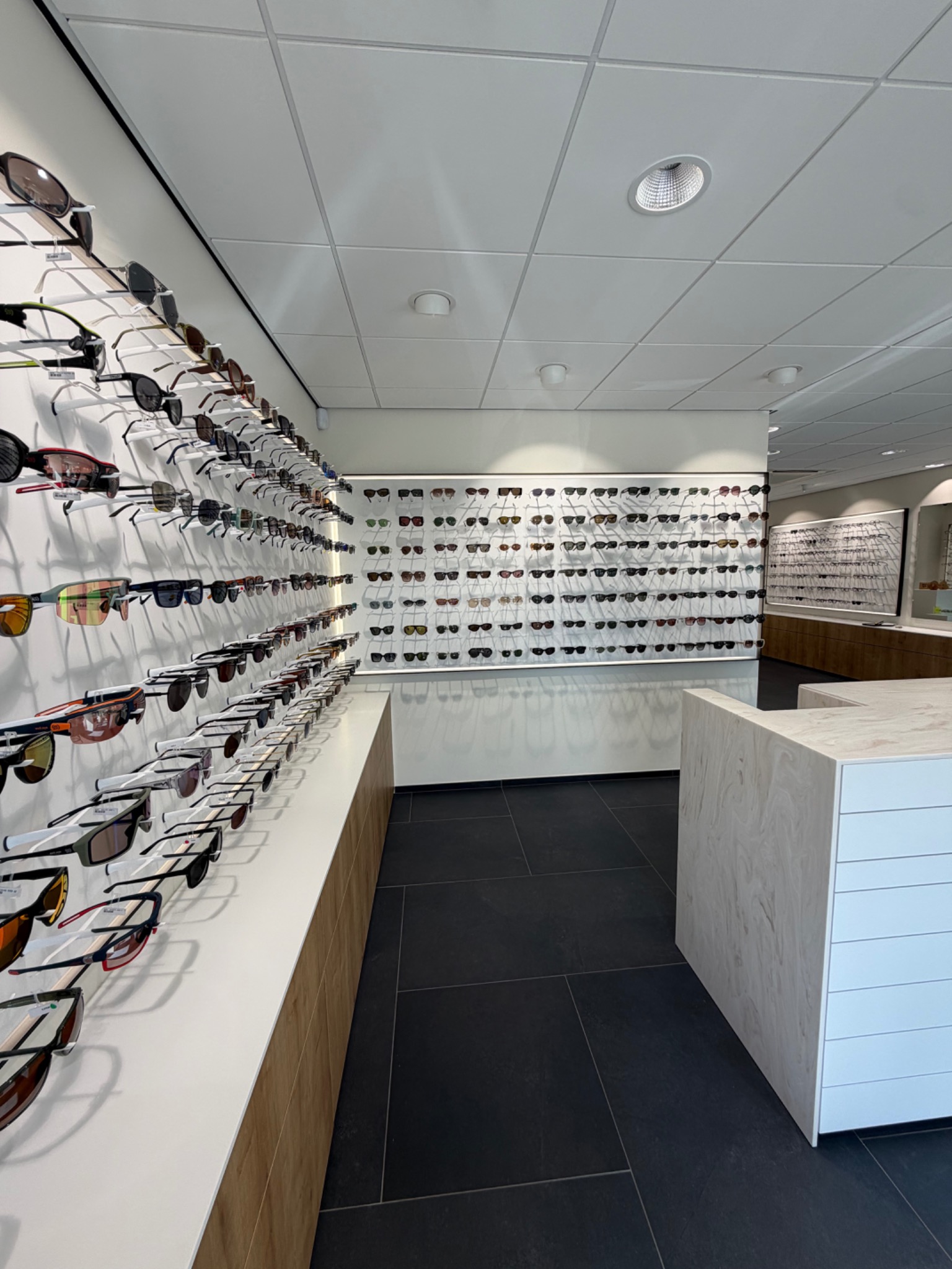 Brillenwanden in het vernieuwde interieur van Petillion Optiek