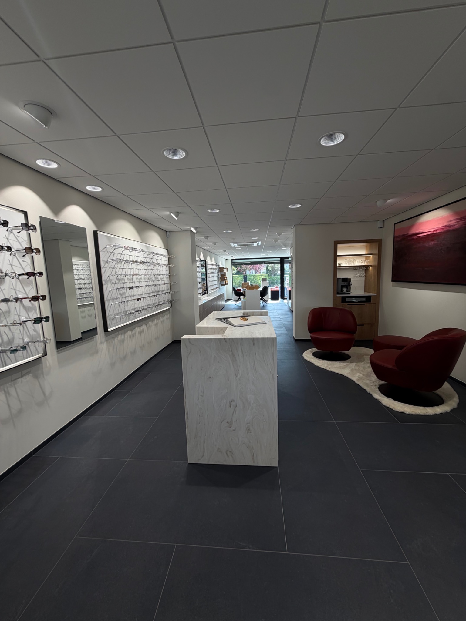 Nieuw overzicht van het interieur van Petillion Optiek