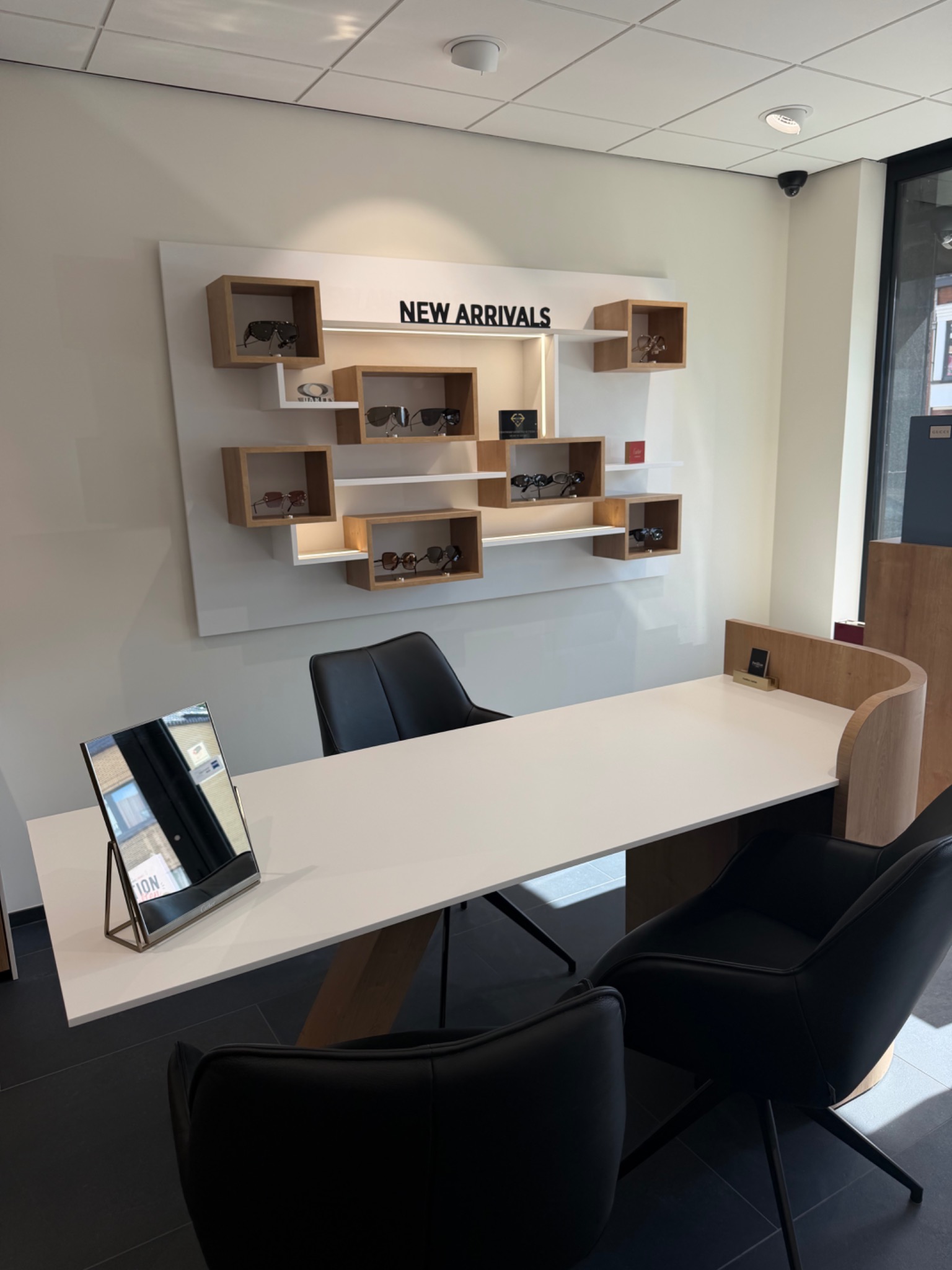 Advieshoek met de presentatie van nieuwe brillencollecties