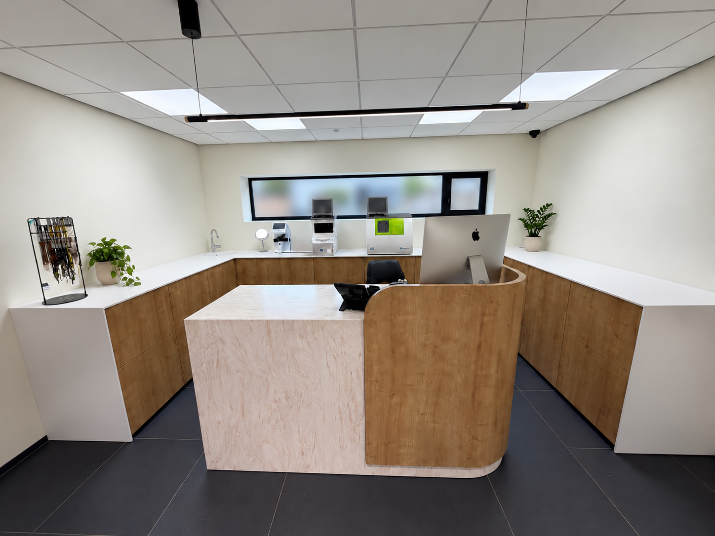 Moderne meetruimte van Petillion Optiek met houten maatwerk en geblurd raam