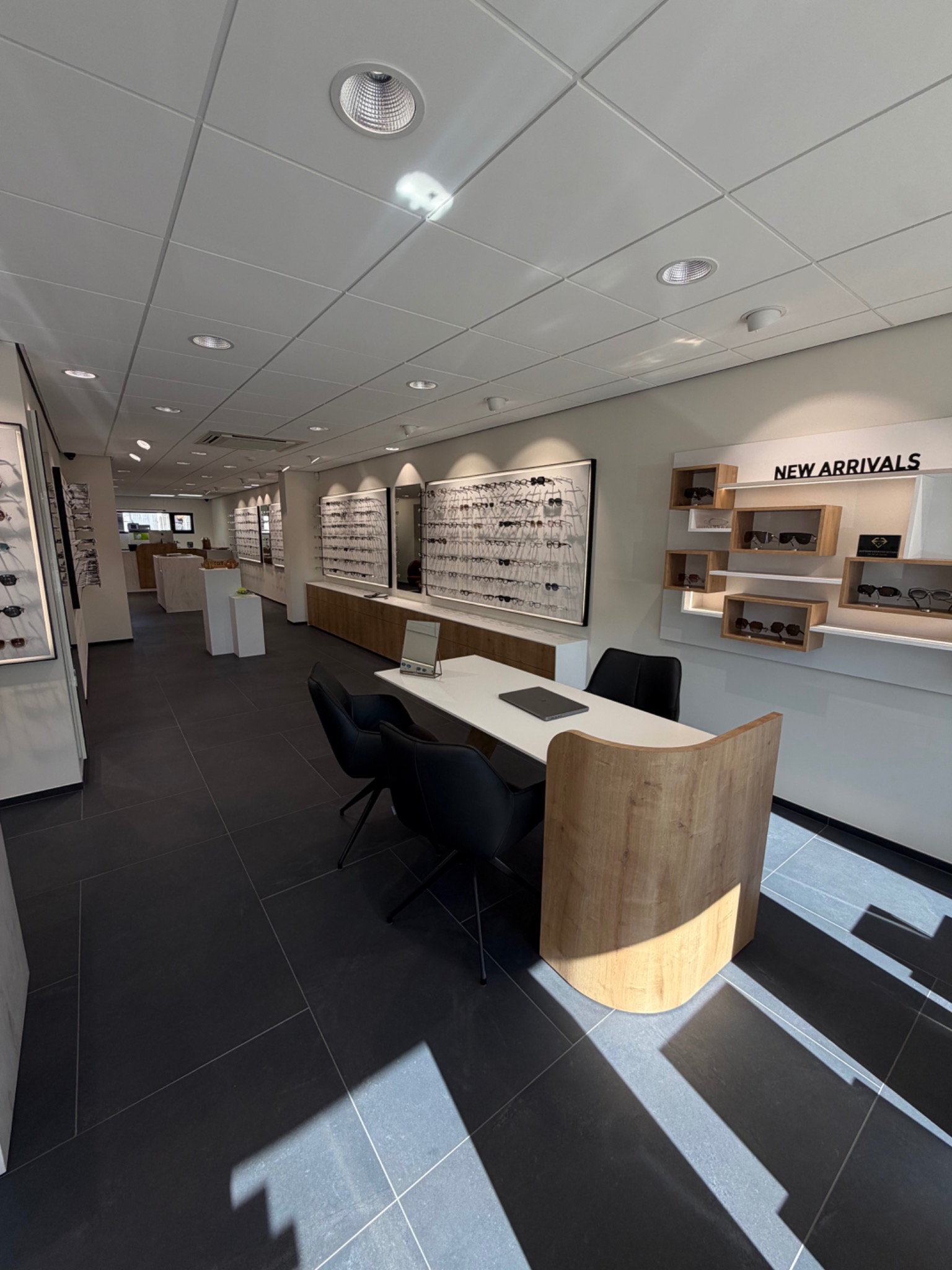 Overzicht van de winkel en de verlichte brillenwanden